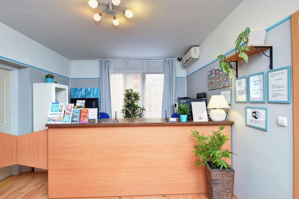 Receptionist