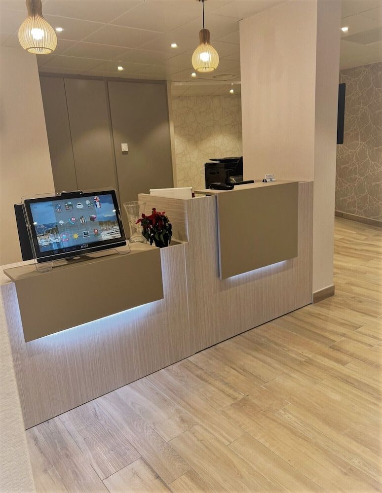 Receptionist
