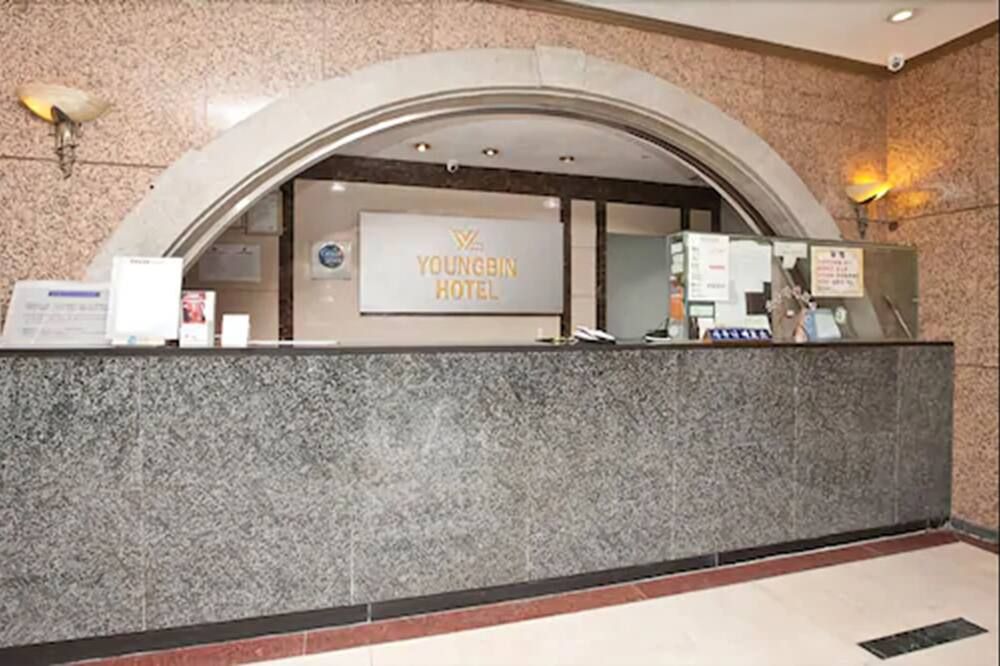 Receptionist