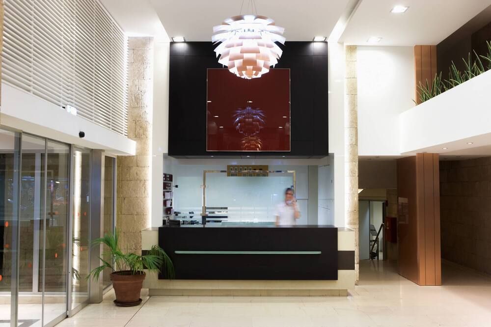 Receptionist