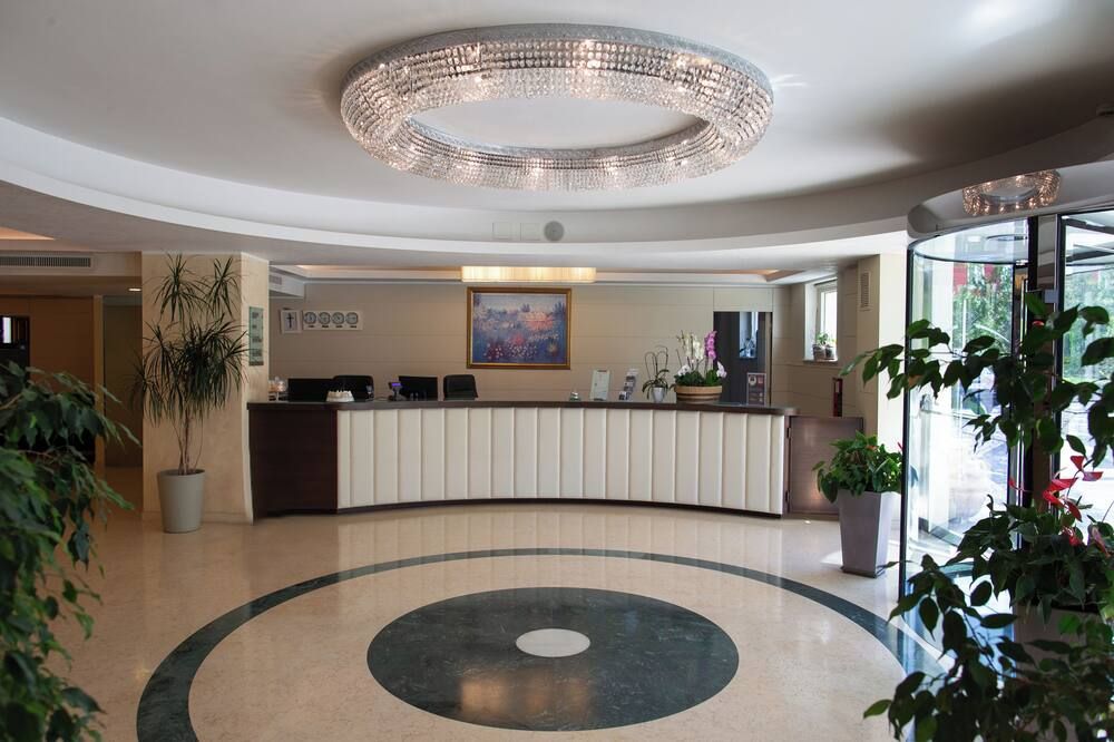 Receptionist