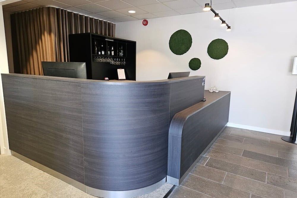 Receptionist
