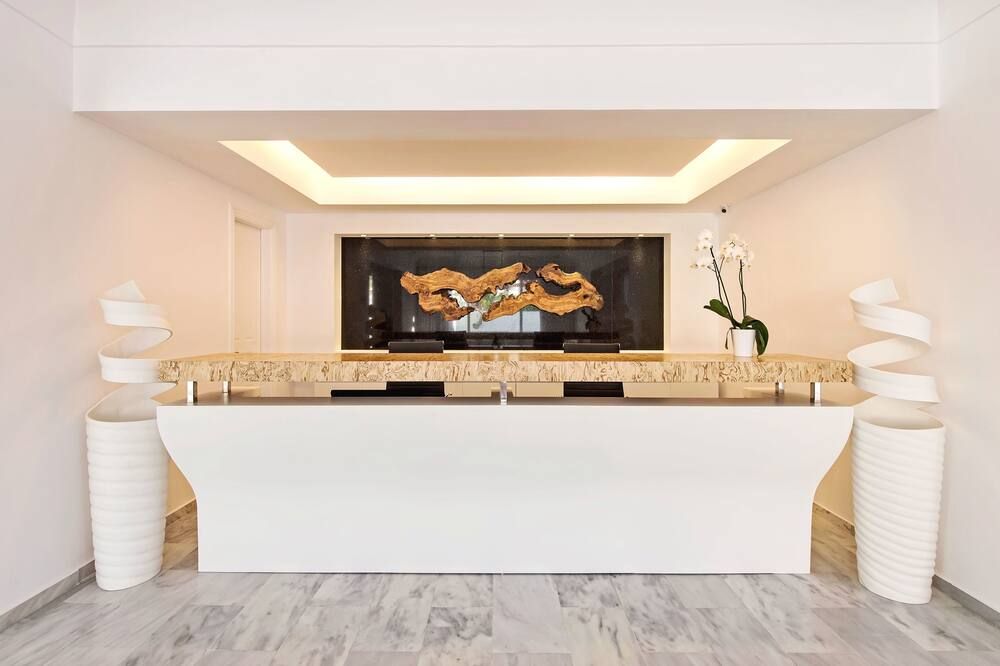 Receptionist