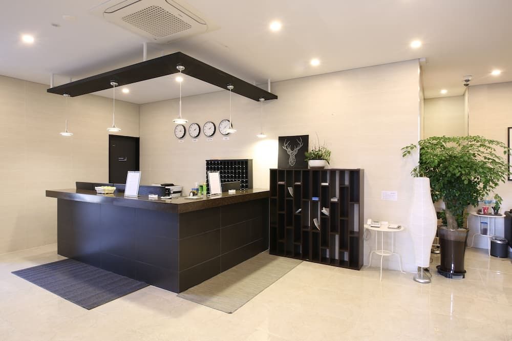 Receptionist