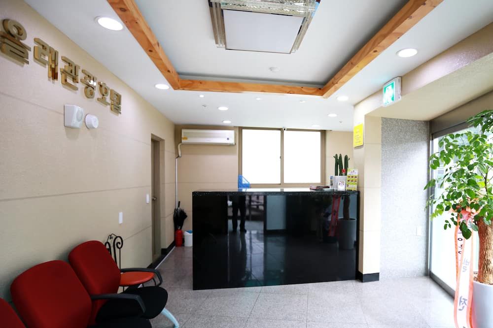 Receptionist