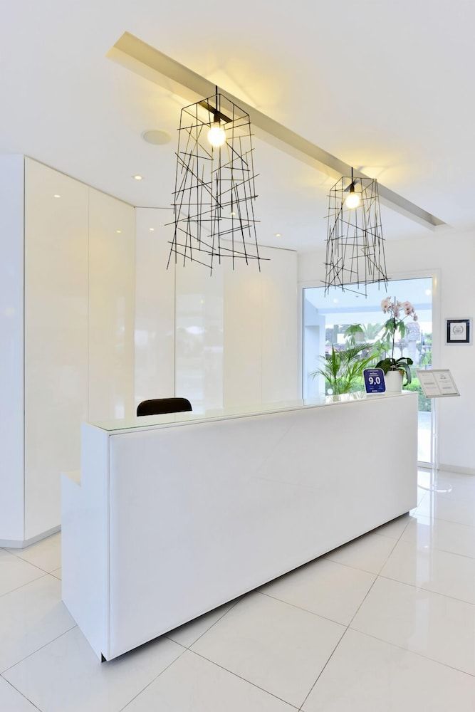 Receptionist