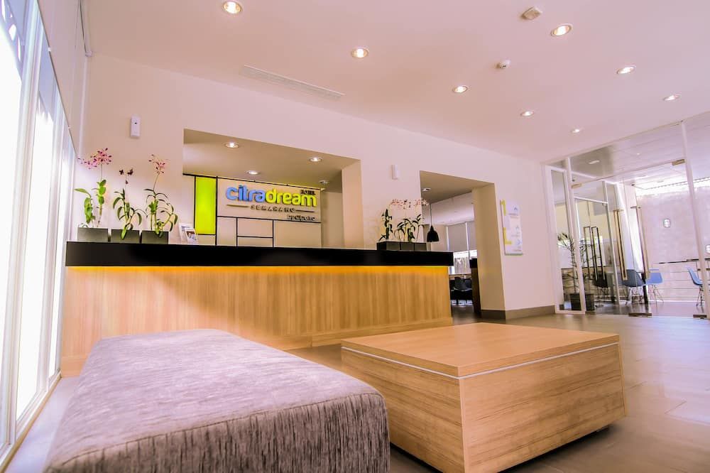 Receptionist