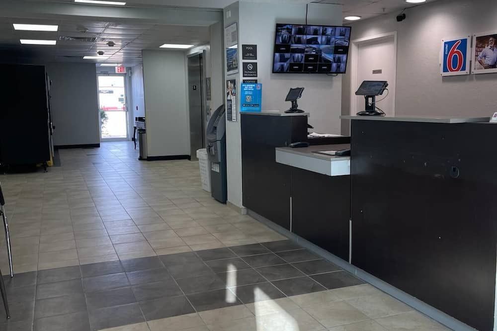 Receptionist