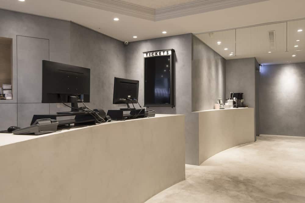 Receptionist