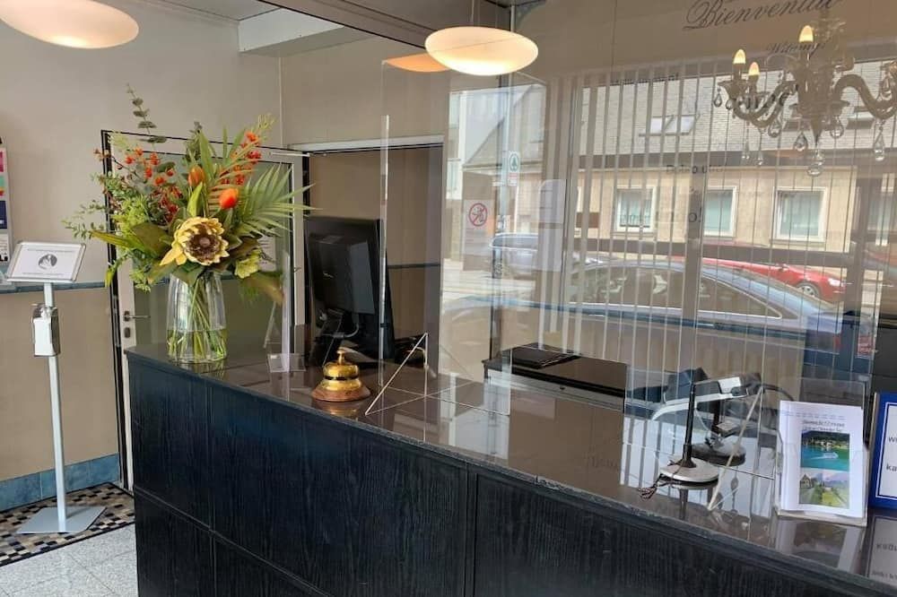 Receptionist