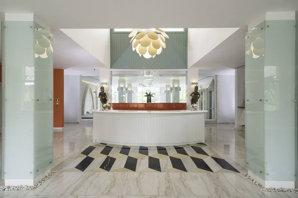 Receptionist