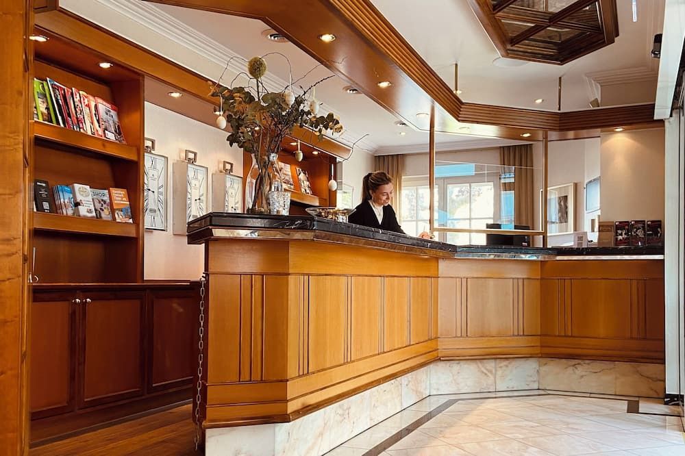 Receptionist