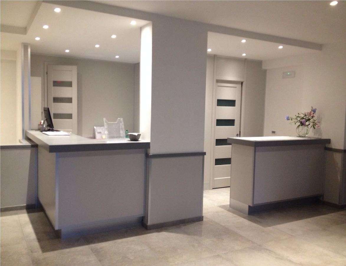 Receptionist