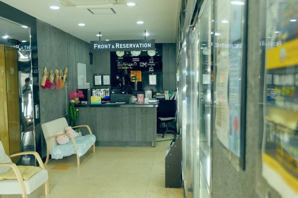 Receptionist