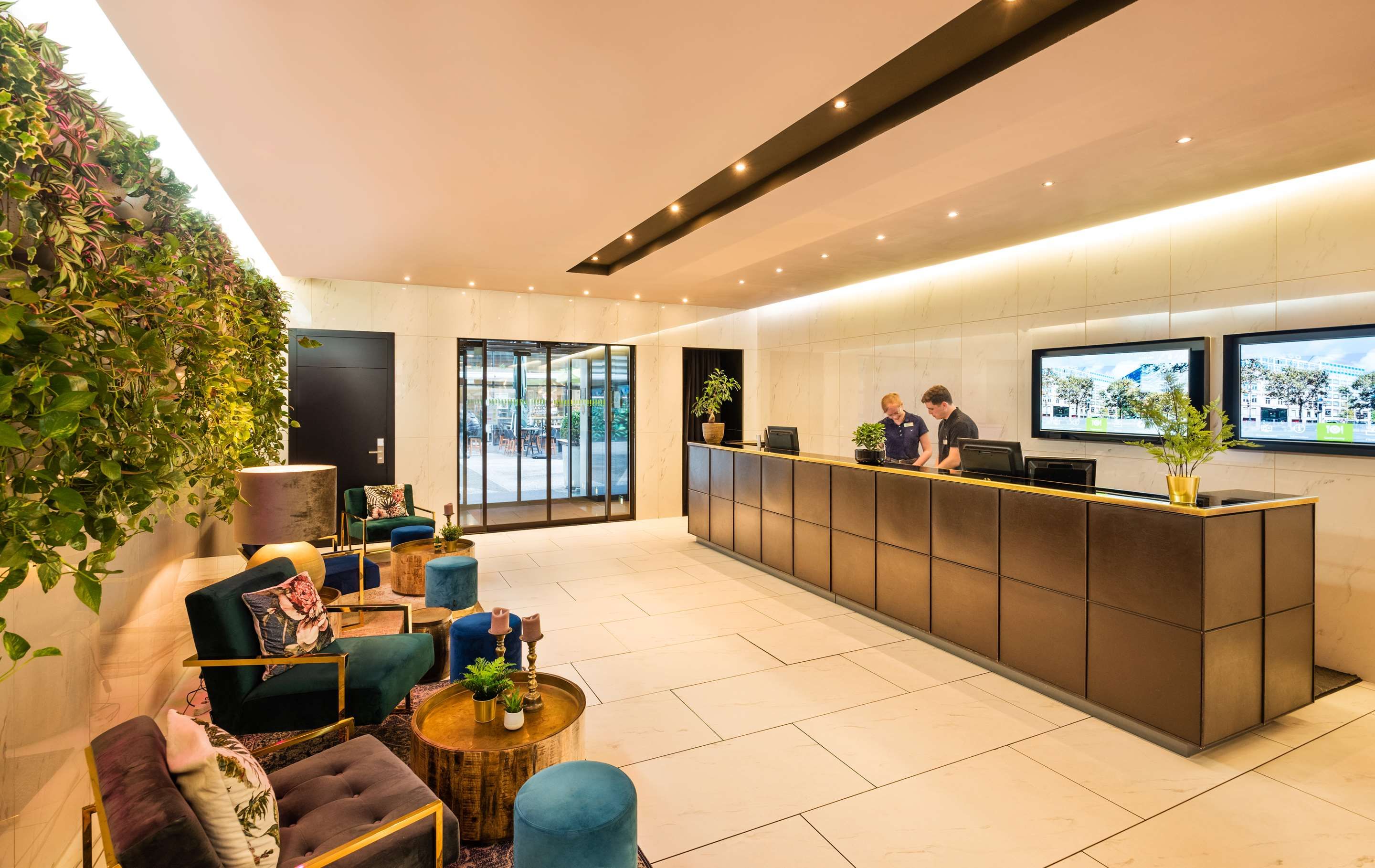 Receptionist