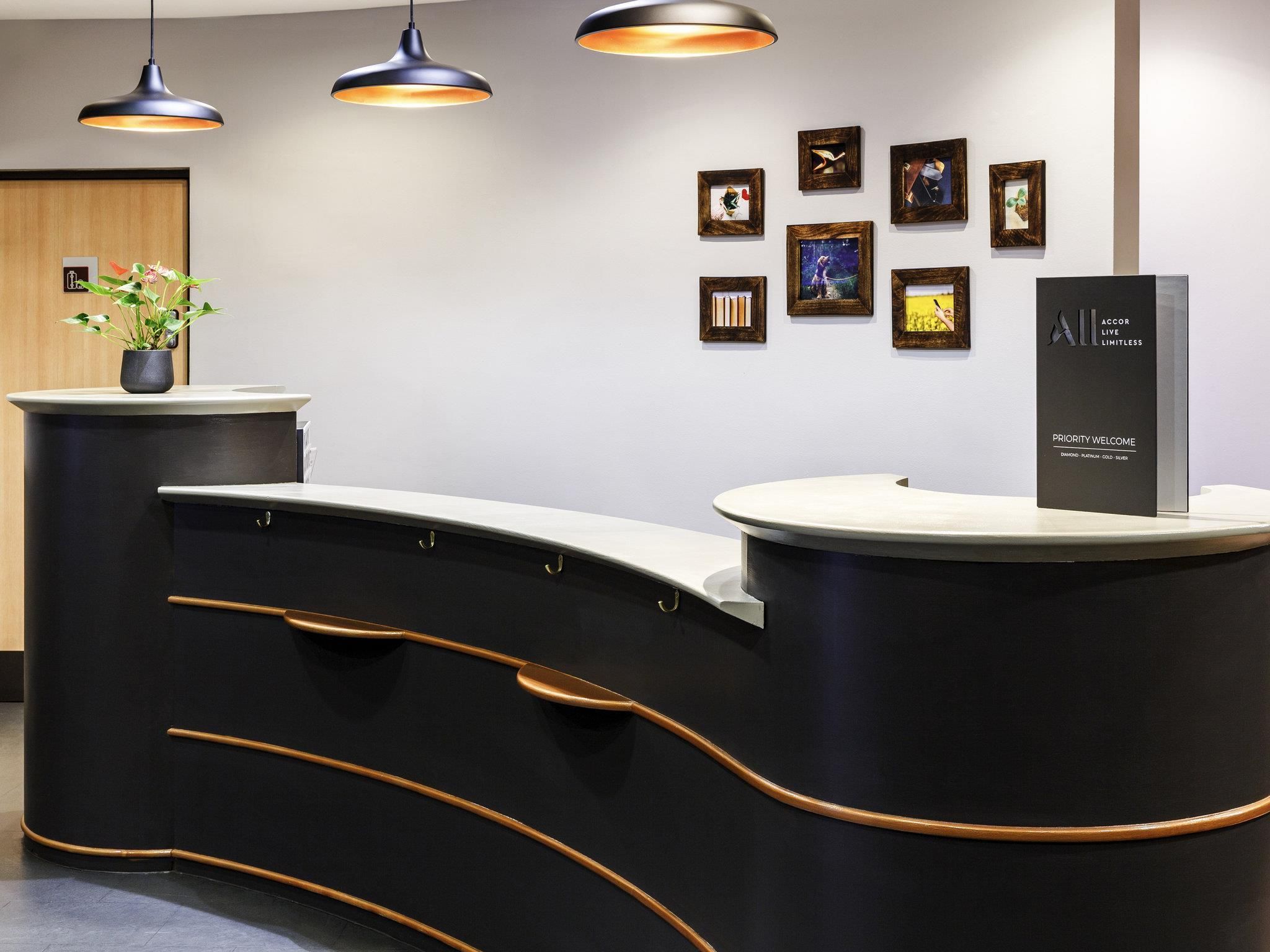 Receptionist