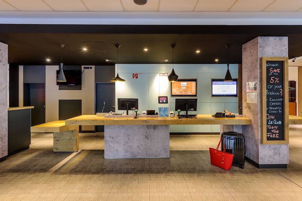 Receptionist
