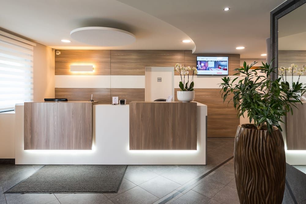 Receptionist