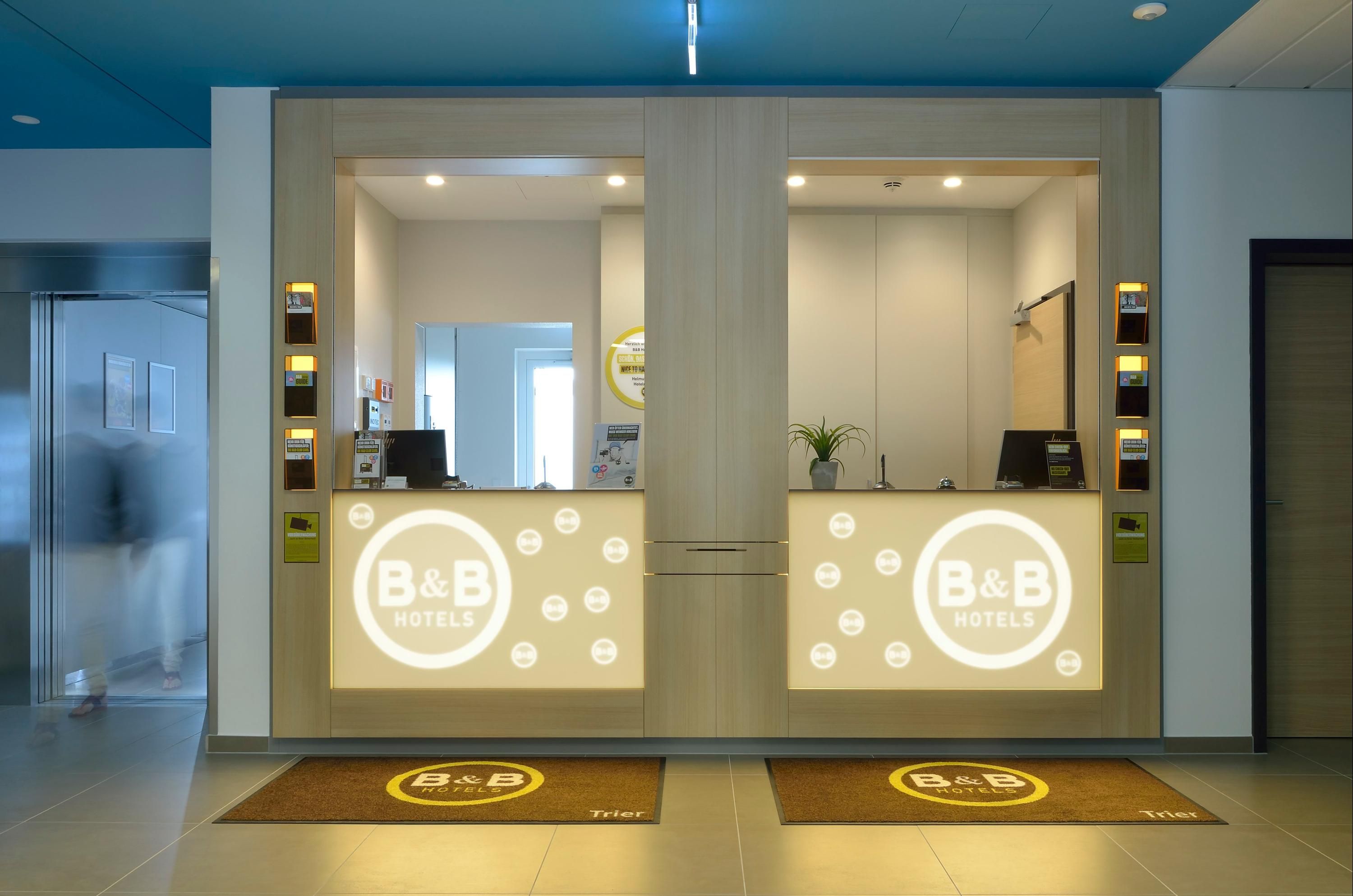 Receptionist