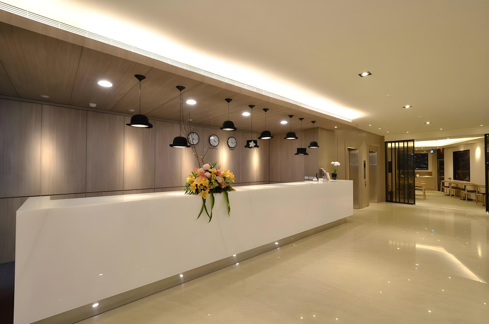 Receptionist