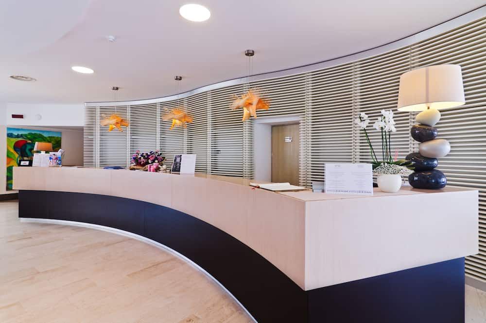 Receptionist