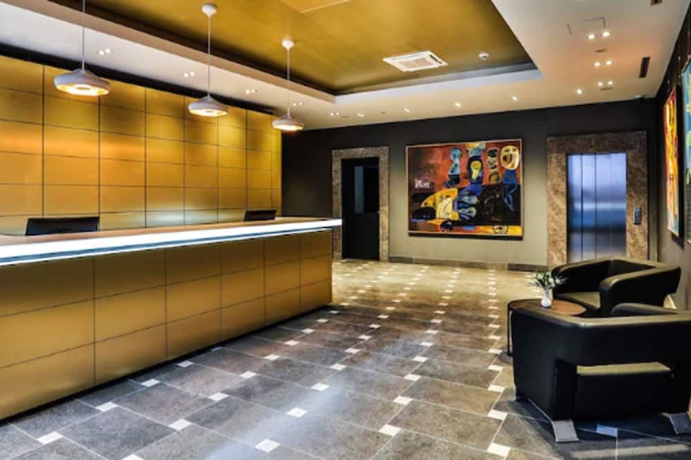 Receptionist
