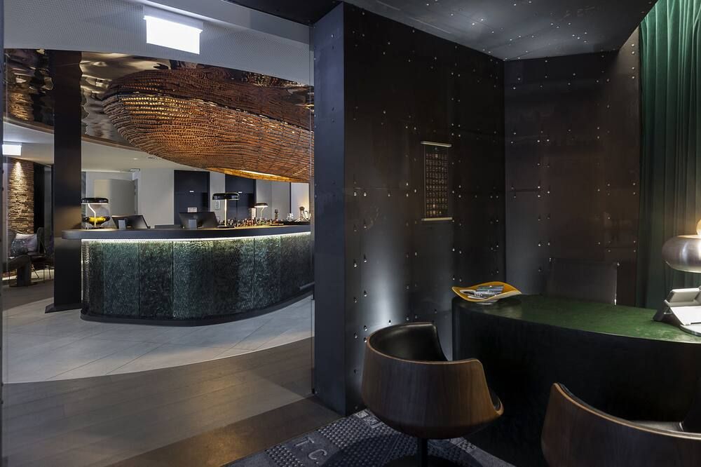 Receptionist