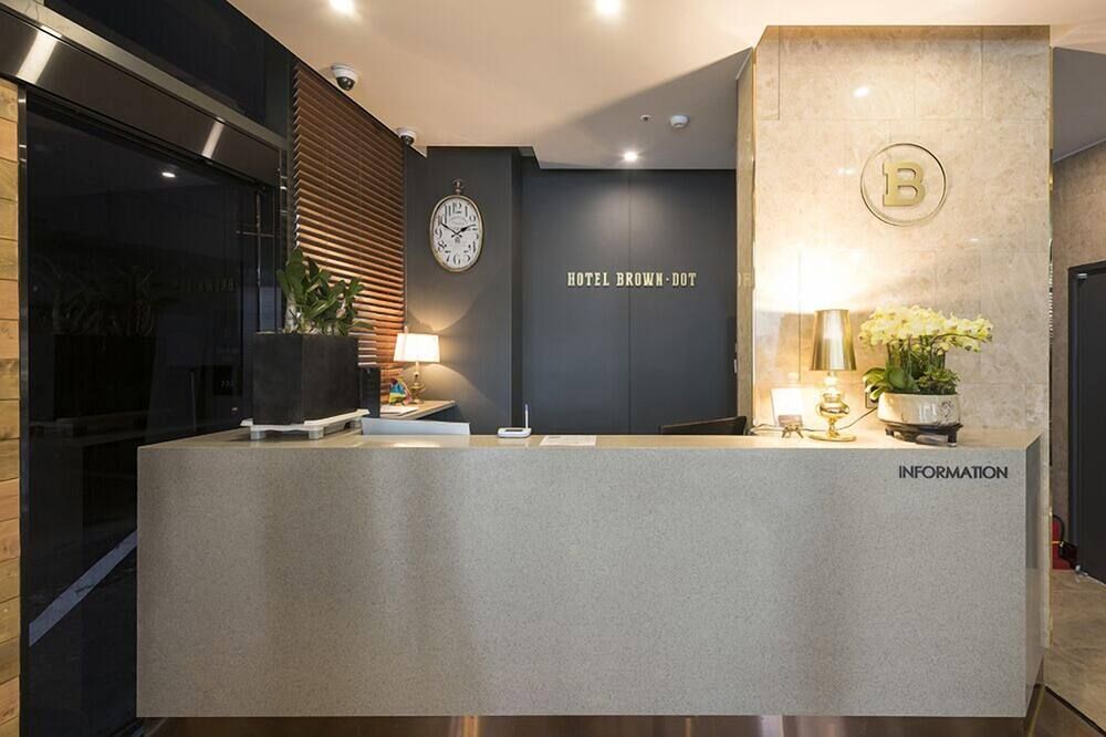 Receptionist