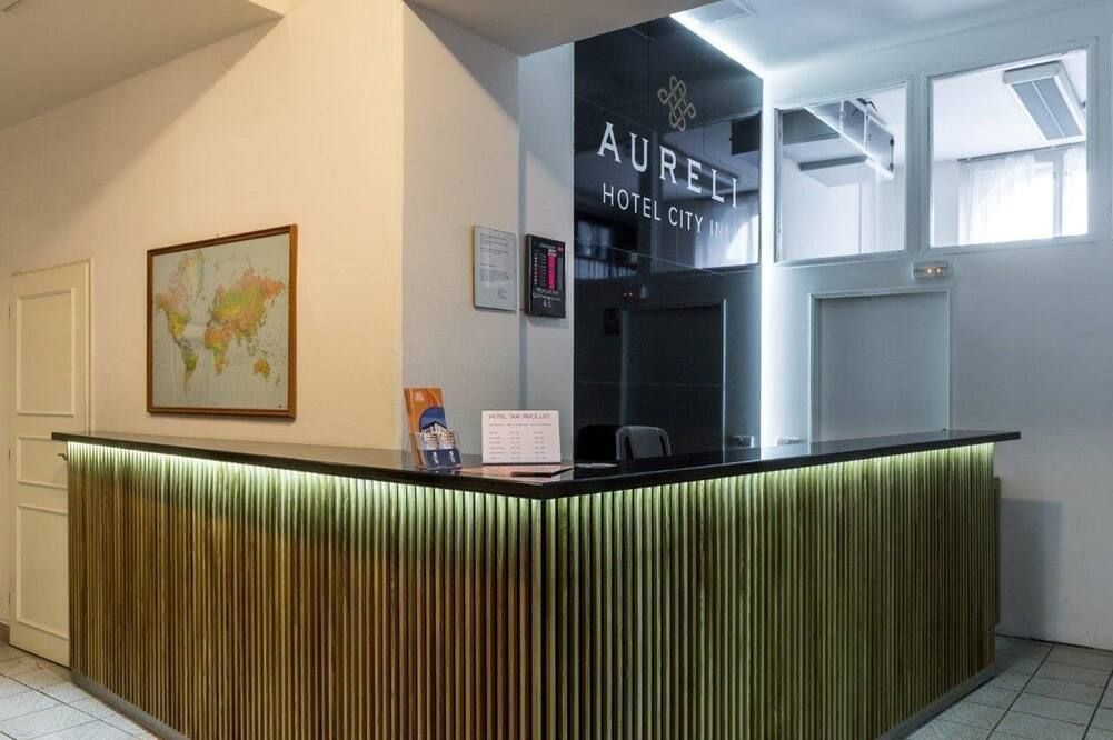 Receptionist