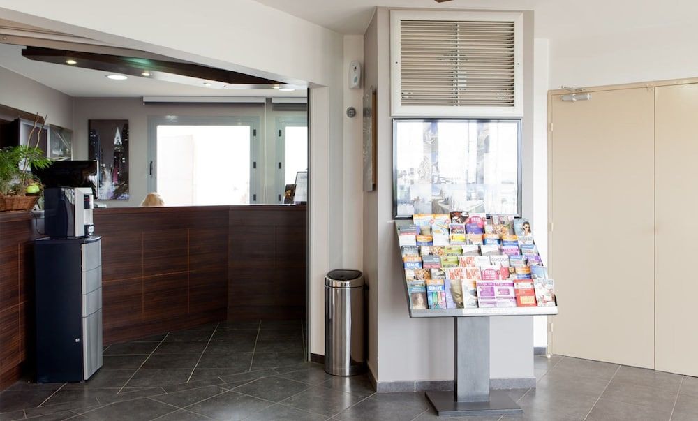 Receptionist