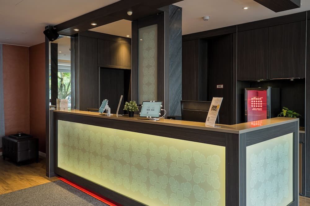 Receptionist