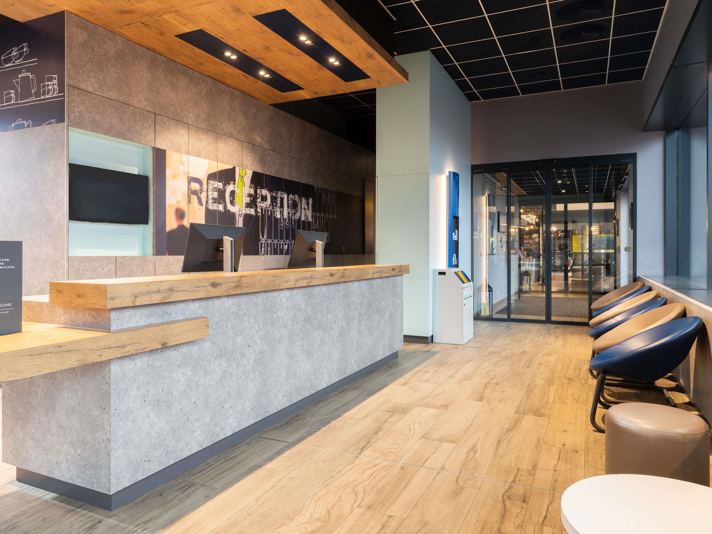 Receptionist