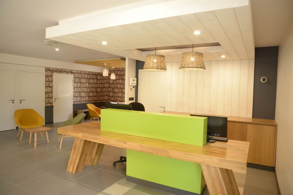 Receptionist