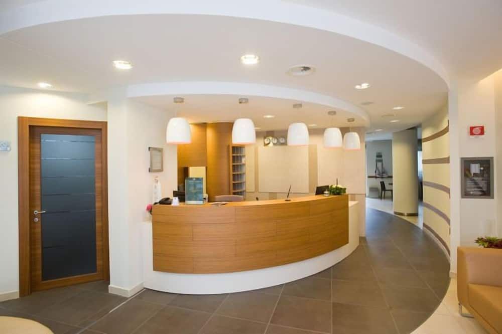 Receptionist