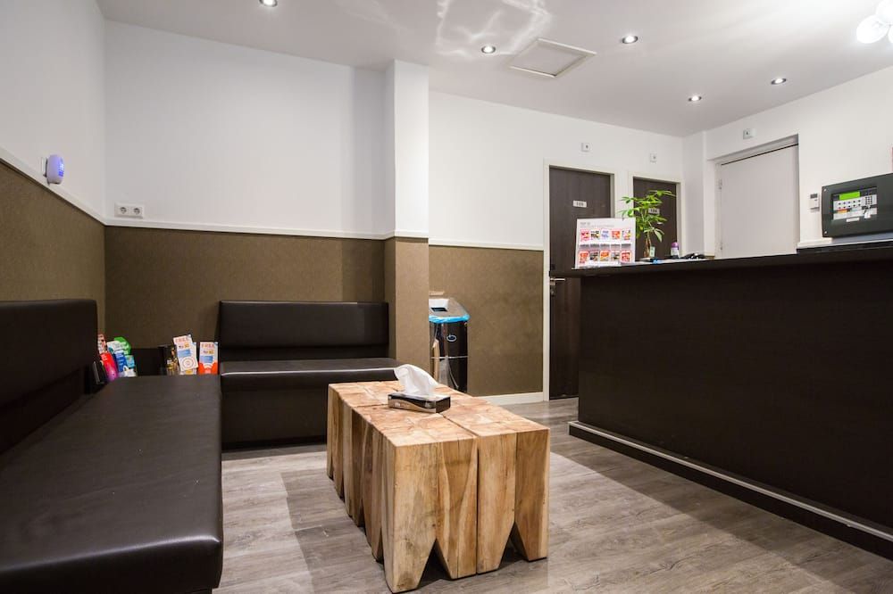 Receptionist