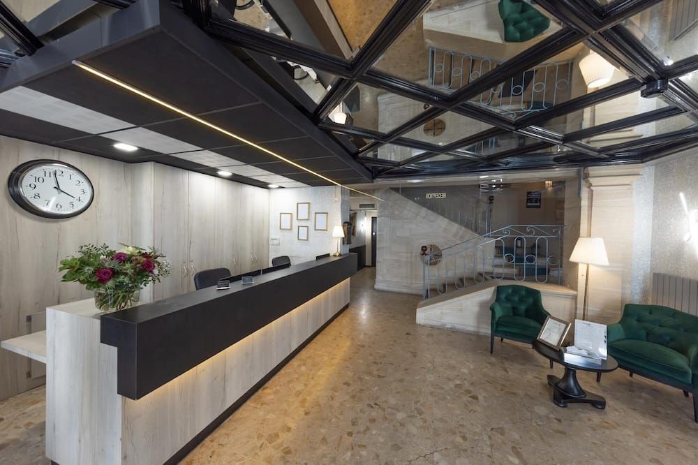 Receptionist