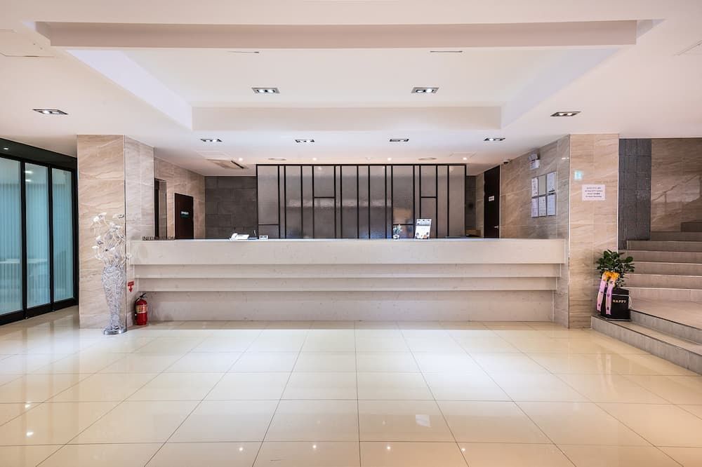 Receptionist