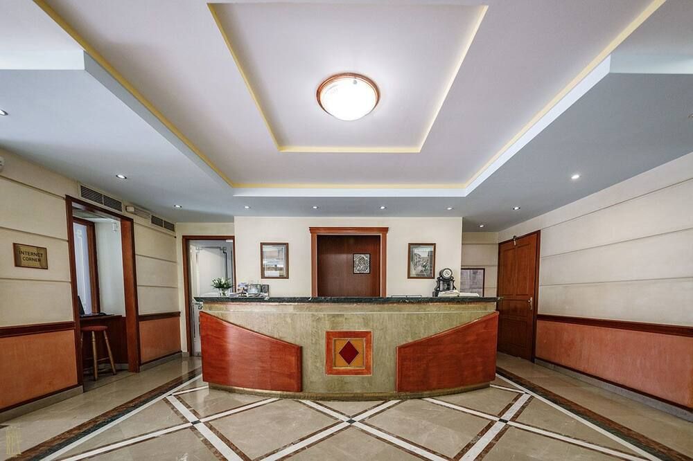 Receptionist
