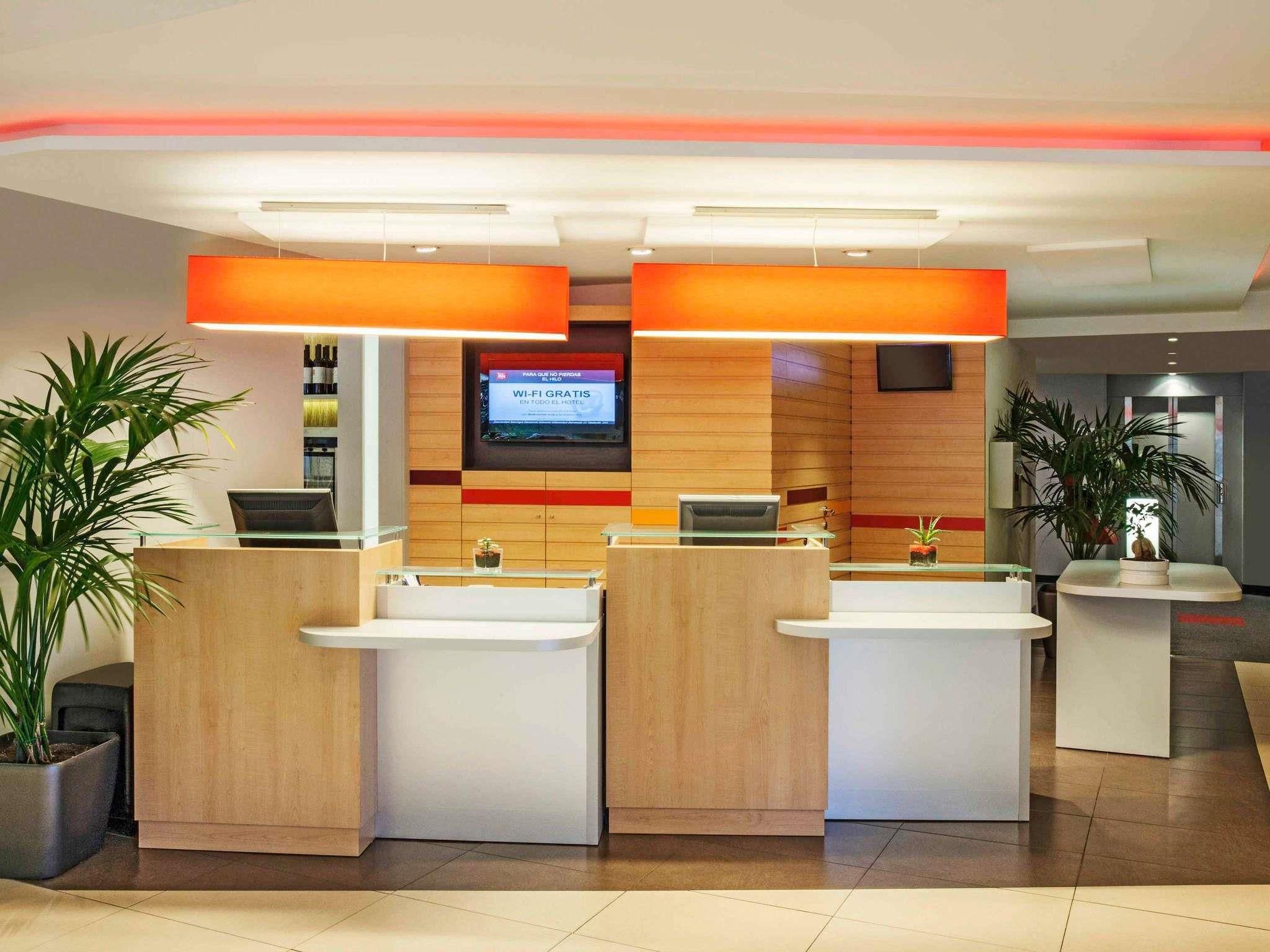 Receptionist