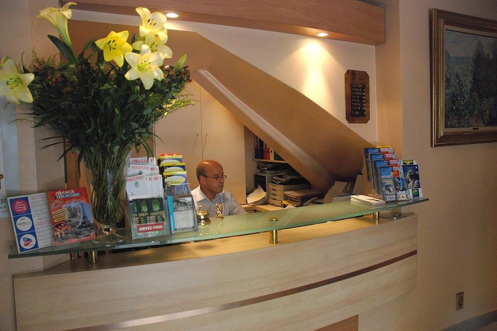 Receptionist