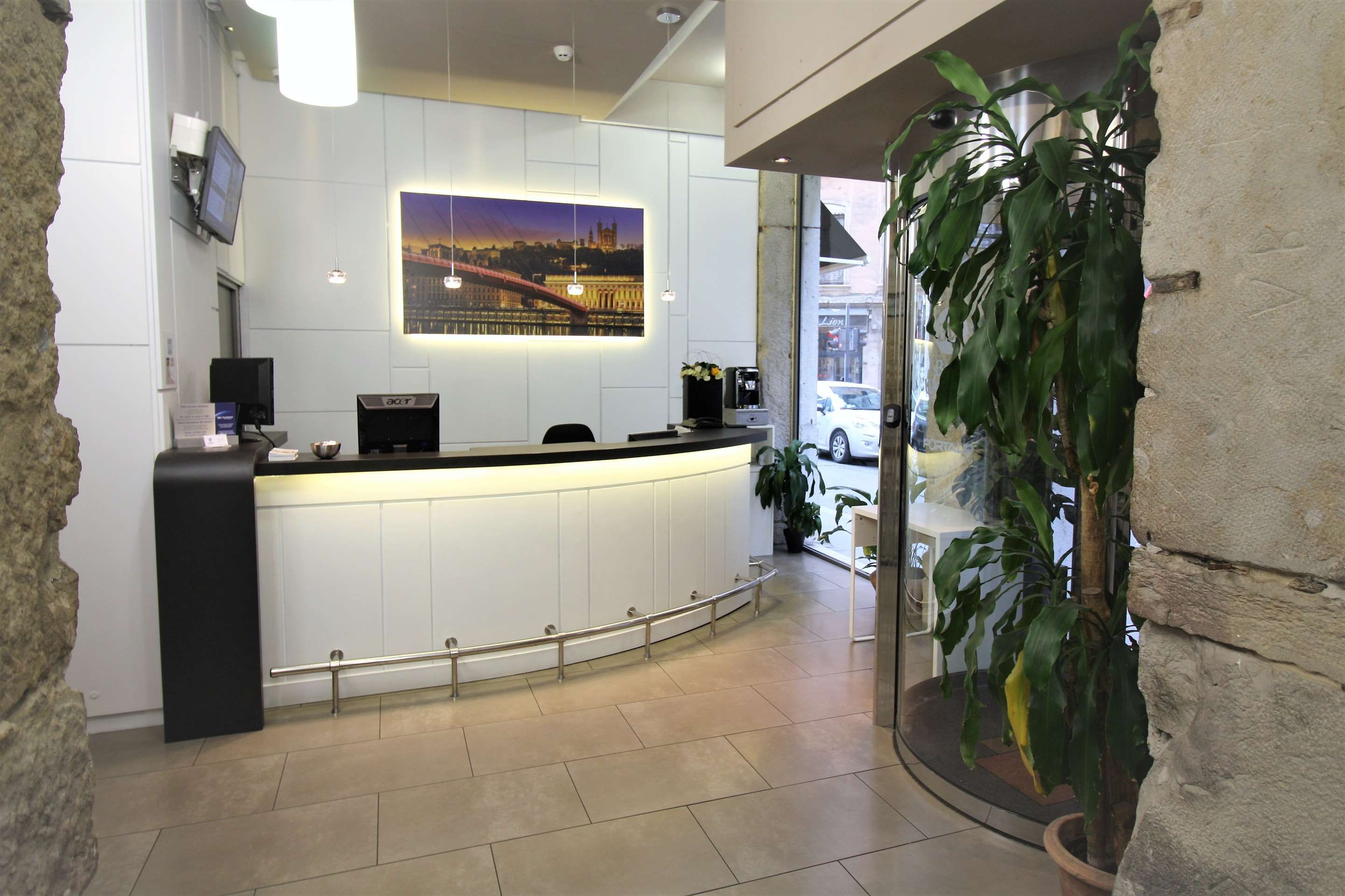 Receptionist