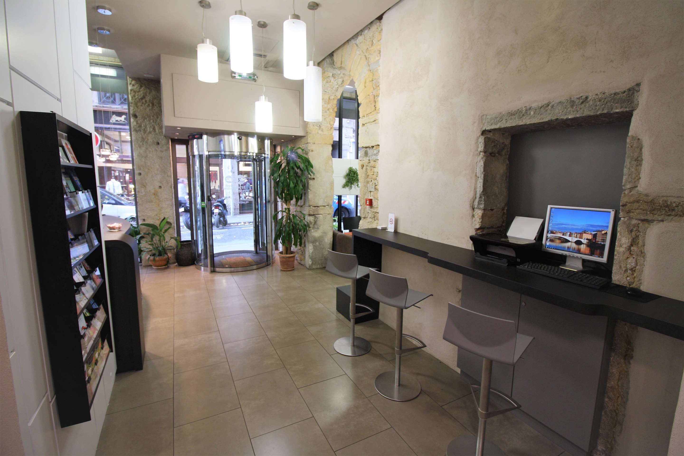 Receptionist