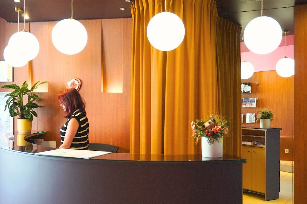 Receptionist