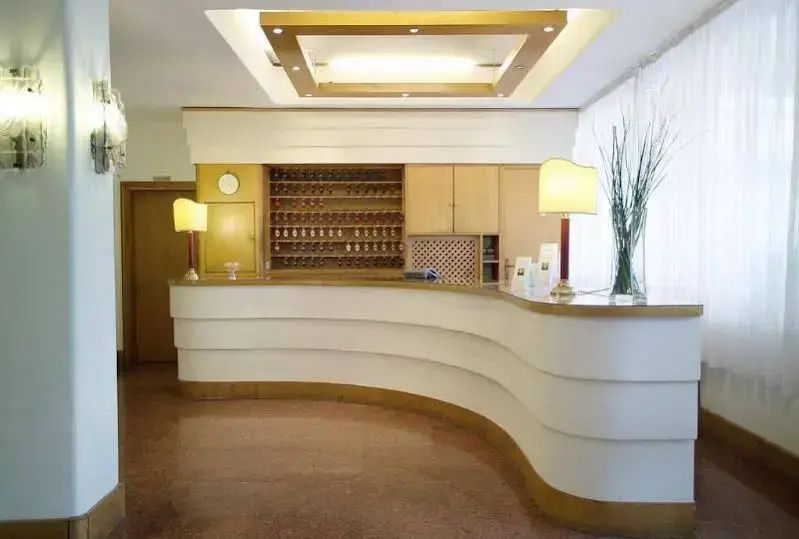 Receptionist