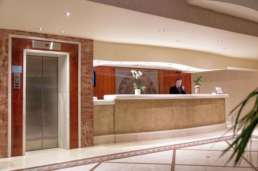 Receptionist