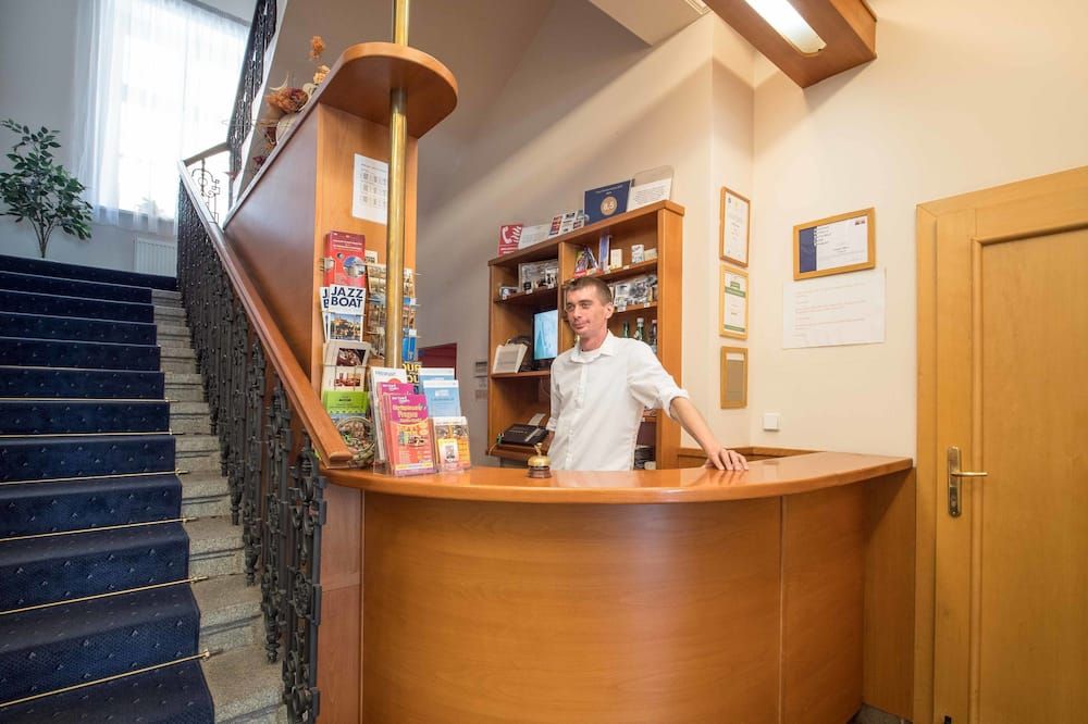 Receptionist