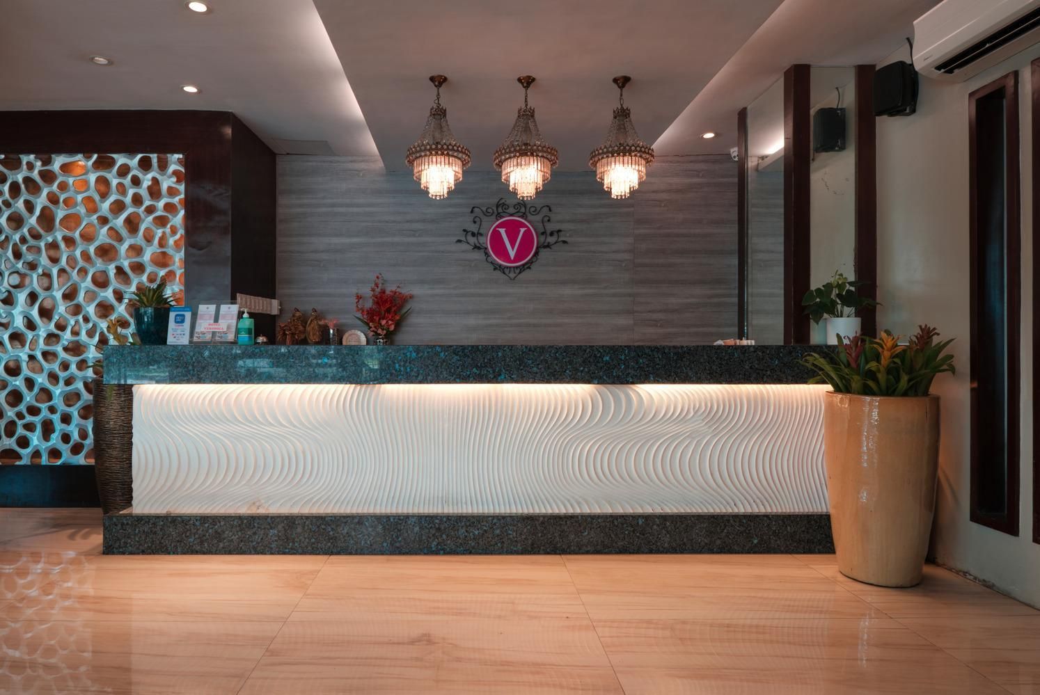 Receptionist