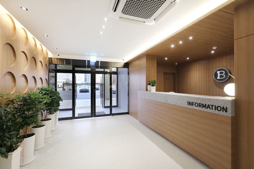 Receptionist