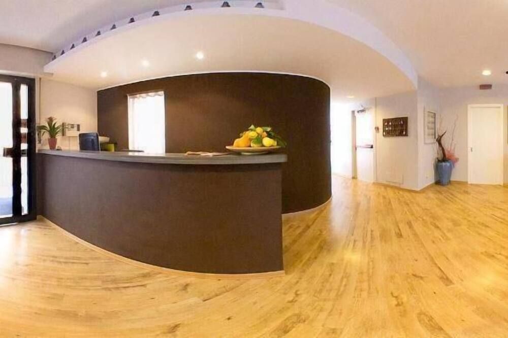 Receptionist