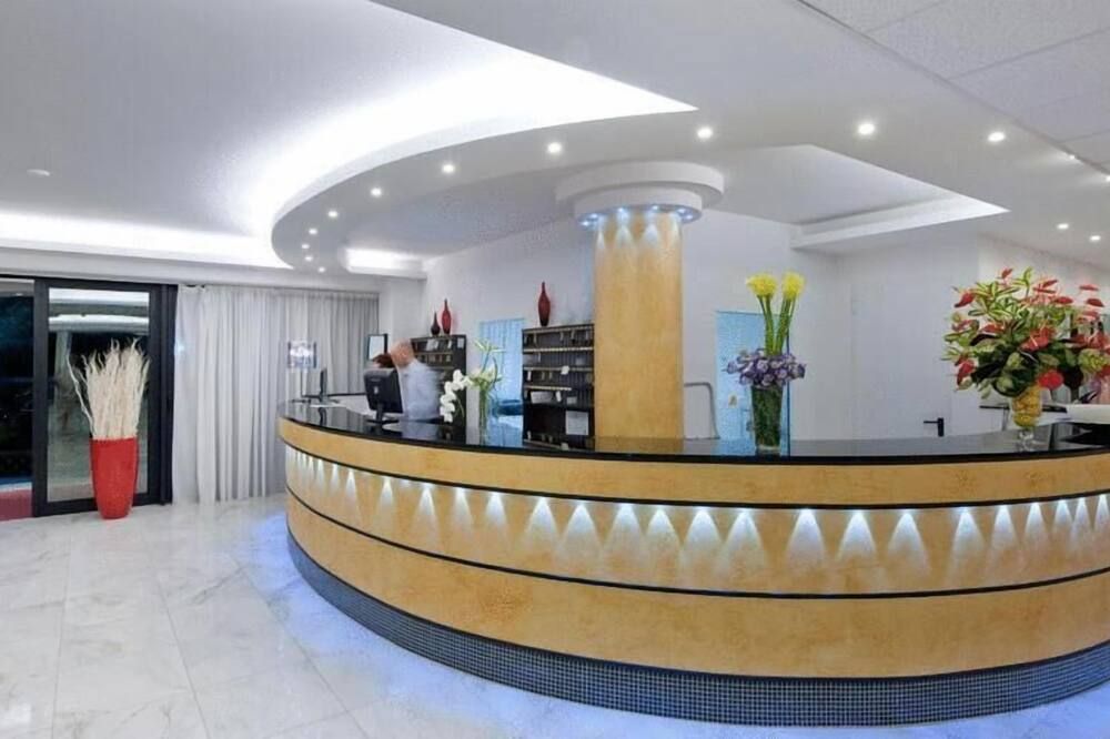 Receptionist